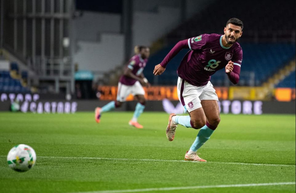 “Të bëjmë durim për Brojën”, tekniku i Burnley i del në krah sulmuesit kuqezi: Nuk ka luajtur rregullisht, i duhet ende punë