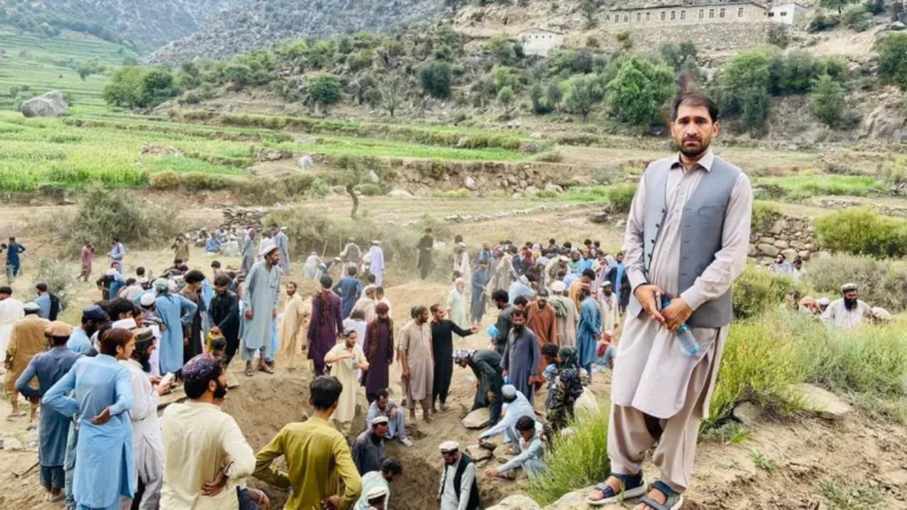 Të mbuluar nga pluhuri, fshatarët afganë përballen me pasojat shkatërruese të tërmetit