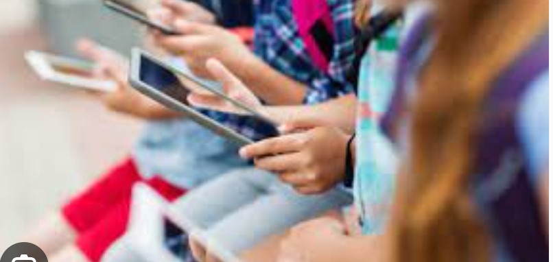 Telefonat në shkolla, Suedia vendos ndalimin nga vjeshta 2026