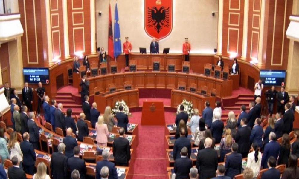 Tensione në Kuvend/ Berisha bllokon foltoren, demokratët refuzojnë ngritjen e komisionit për verifikimin e mandateve! Bardhi i prish mikrofonin Taulant Ballës