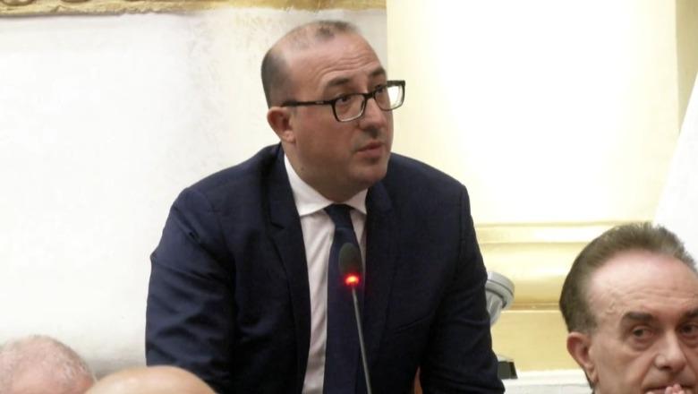 “Thatë se do na jepnit fjalën pas pushimit”, Korreshi ironizon Peleshin: Një pyetje, shkulet veshi gjatë 5-minutëshit?