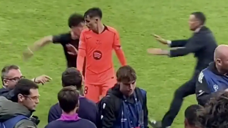 Tifozi futet në fushë, reagimi i Pedri-t është epik (Video)