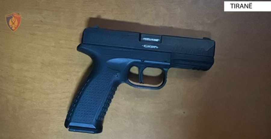 Tiranë, lëvizte i armatosur, vihet në pranga 27-vjeçari. Policia sekuestron armë, municion luftarak dhe një shumë parash