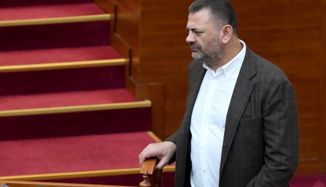 Tom Doshi heq dorë nga mandati i deputetit