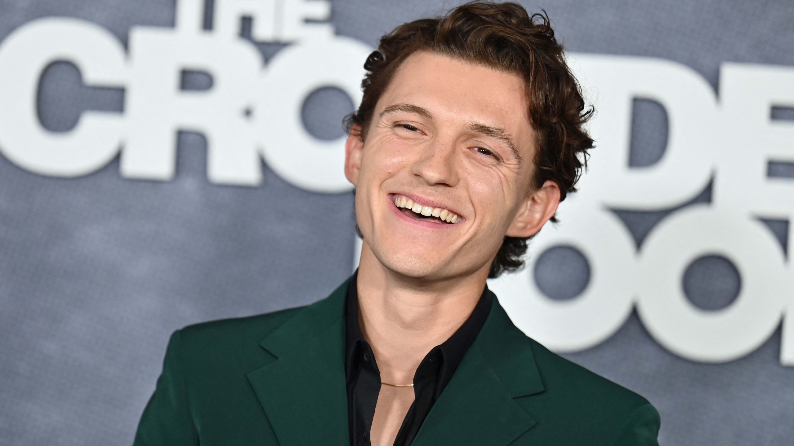 Tom Holland interpreton 9 role në filmin e ri të shkurtër “Never Stop Playing”
