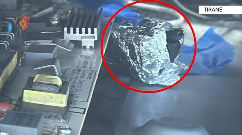 Trafik armësh nga Shqipëria në Angli/ Arrestohen dy persona, një tjetër shpallet në kërkim, pistoleta me silenciator…