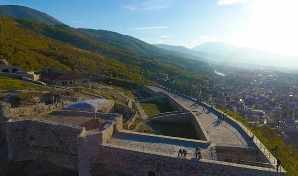 Tragjedi/ Një person bie nga Kalaja e Prizrenit, humb jetën në vend