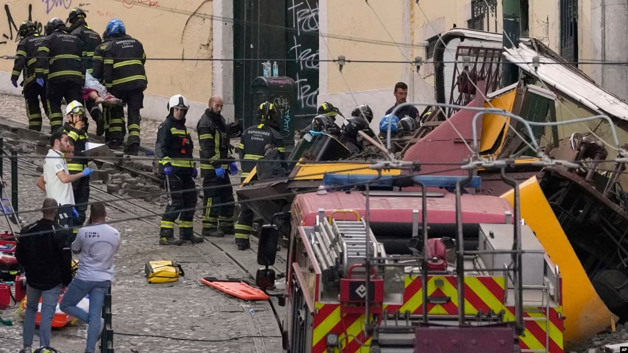 Tramavaji elektrik del nga shinat në Lisbonë, 15 të vdekur dhe dhjetëra të plagosur