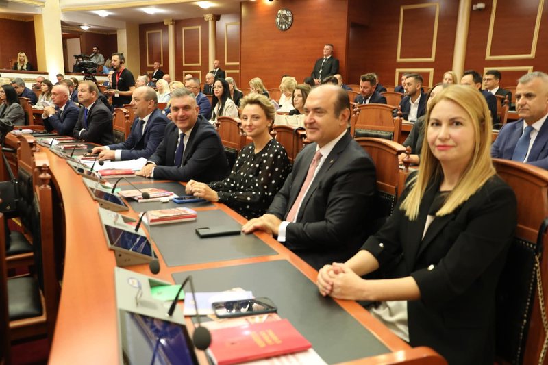 Tre demokrate kalojnë tek PL, ja deputetet që Berisha i dha ‘borxh’ Metës për të formuar Grupin