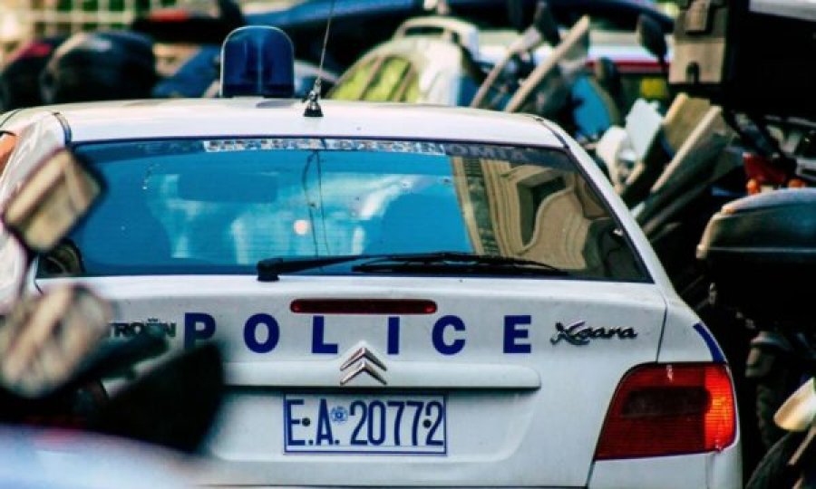 Triller në Greqi, vajza varros nënën në stallë, që të vazhdonte të merrte pensionin e saj