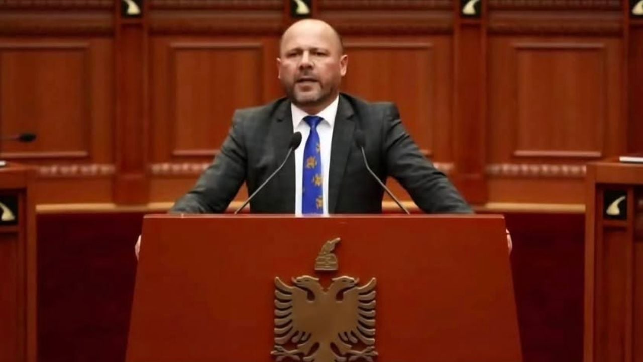 “Tritoli i mafies politike, nuk na ndal”/ Iu vu eksploziv në shtëpi, reagon Mziu: Mesazh i errët politik, mendojnë se do ma mbyllin gojën