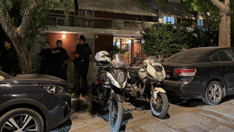 Tronditet Greqia, burrë e grua gjenden të vrarë brenda banesës