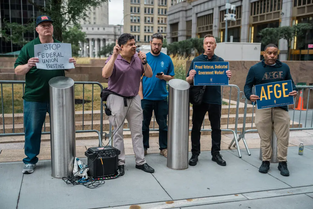 Trump heq të drejtat sindikale për më shumë se 445 mijë punonjës federalë