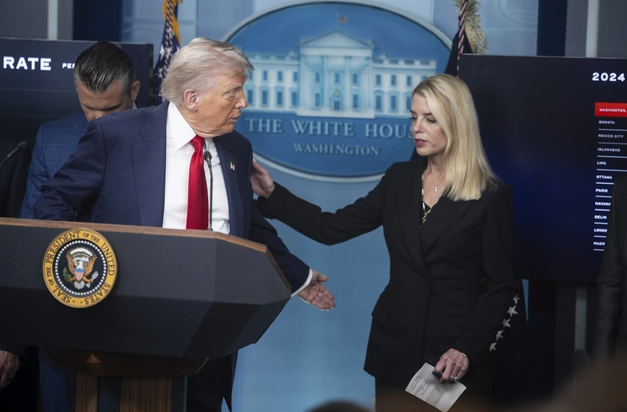 Trump urdhër vartëses së tij: Godit armiqtë e mi! Demokratët: Po shkojmë në diktaturë