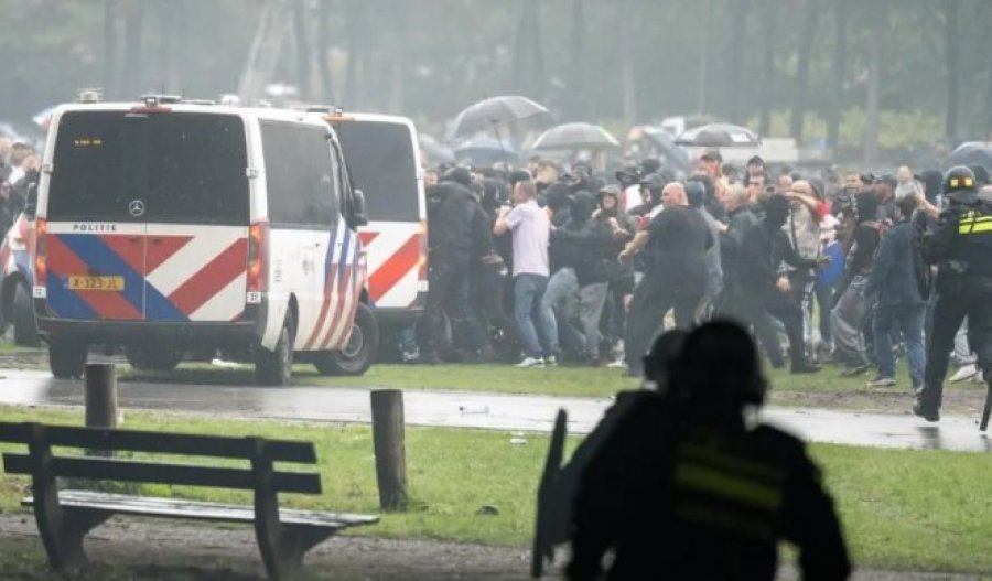 Tubime të dhunshme në Hagë kundër emigracionit! Policia përdor gaz lotsjellës dhe uji për të shpërndarë protestuesit