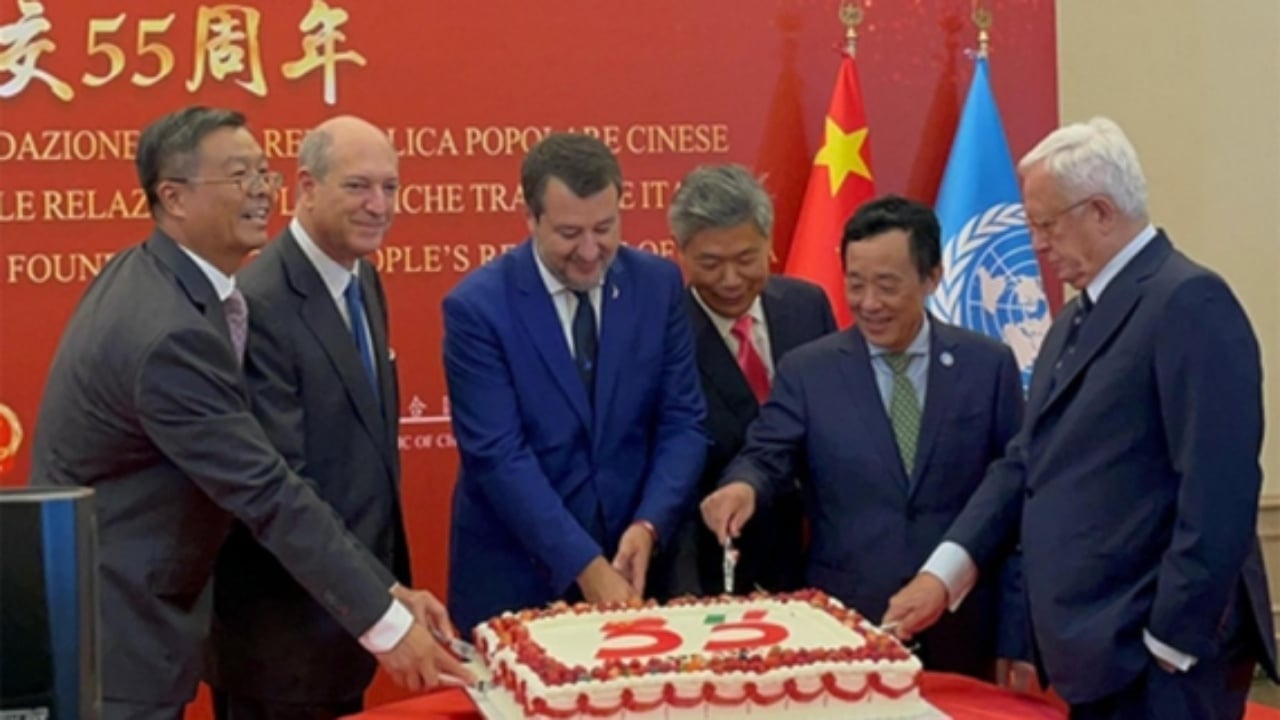 “Turp i thellë për Italinë”/ Përqafimi mes zëvendëskryemistrit italian dhe ambasadorit rus, opozita ‘shpërthen’ me akuza të forta