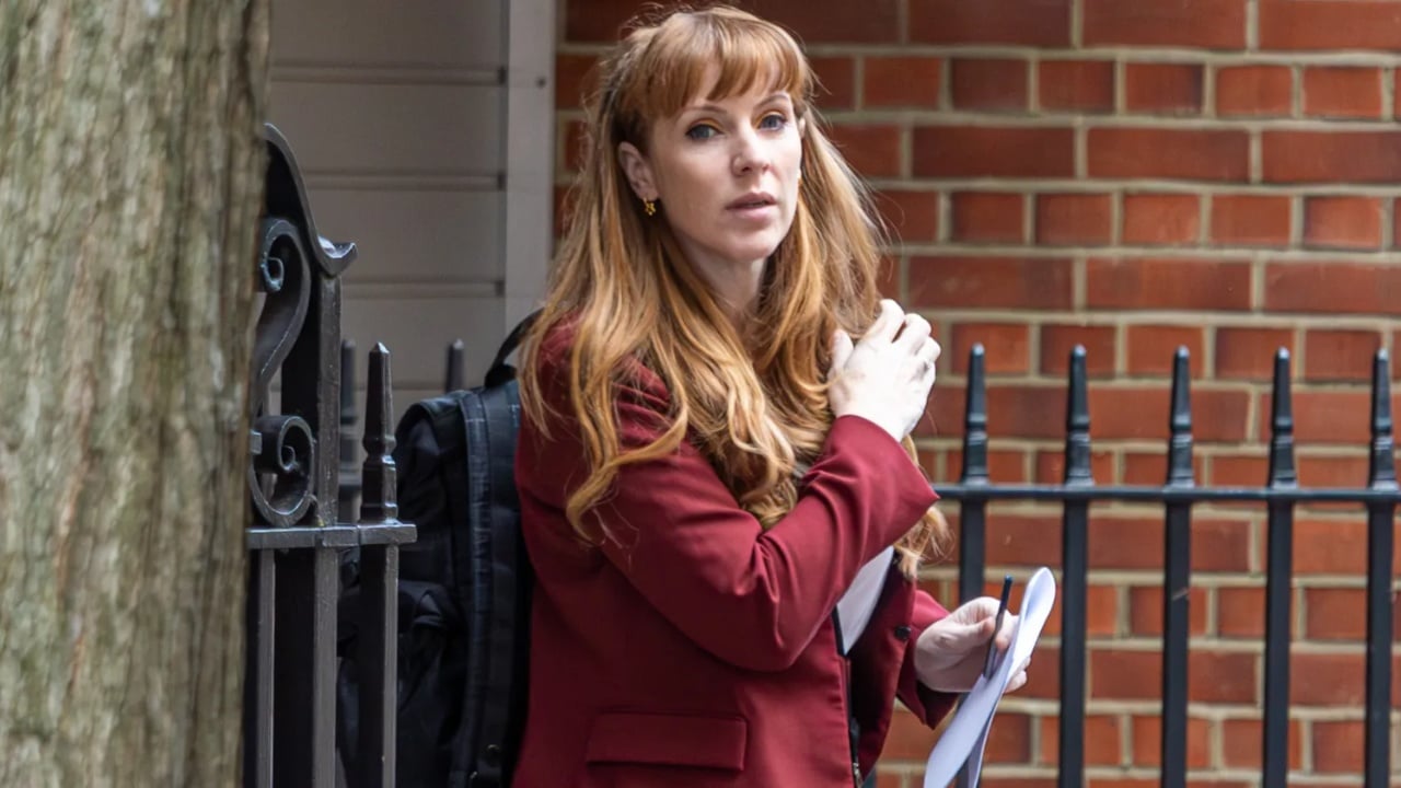 U dorëhoq pas skandalit të taksave/ Nga mëmësia në moshën 16-vjeçare tek djali i sëmurë, jeta e ndërlikuar e Angela Rayner, si e dëmtoi imazhin e saj