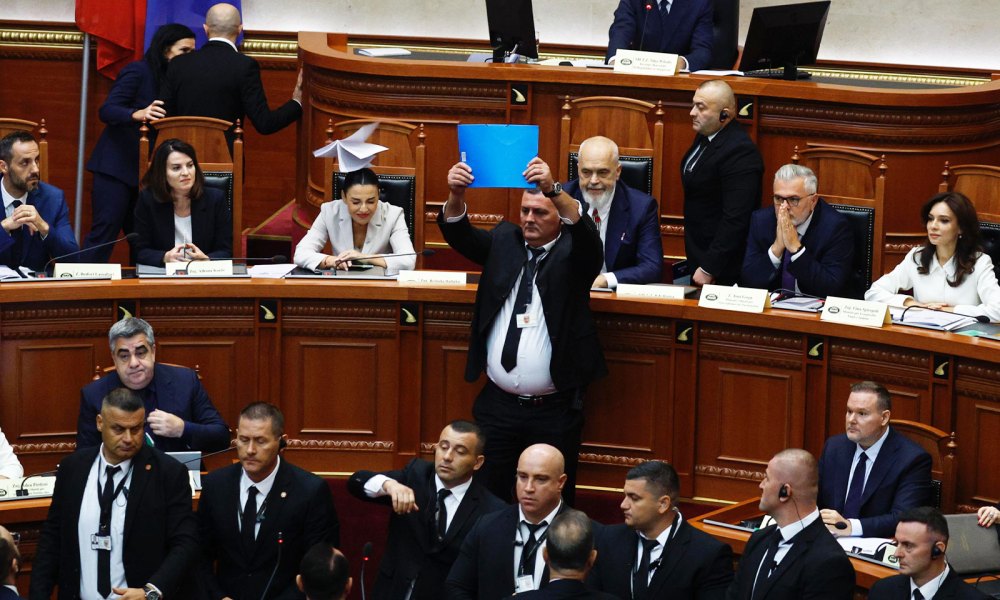 U “godit” me shishe nga opozita/ Rama i shokuar nga sjellja në Kuvend: Nuk u respektua kufiri etik