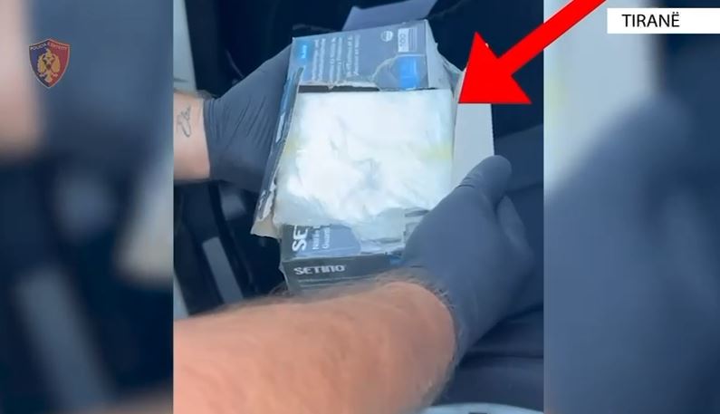 U kap në autostradën “Tiranë-Durrës” duke transportuar pako me kokainë që do i shiste, arrestohet 22-vjeçari