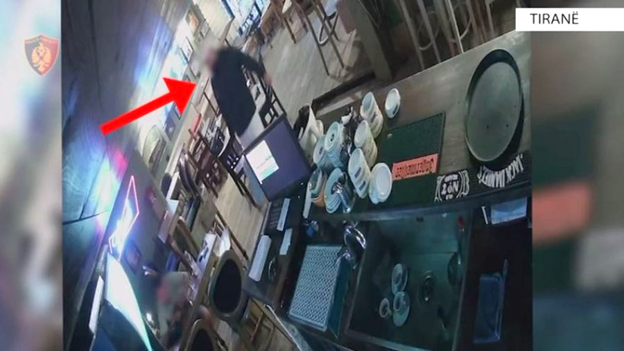 U kapën me 1 kg kokainë në një lokal në Tiranë, arrestohen 4 persona, sekuestrohen drogë, para dhe 2 automjete