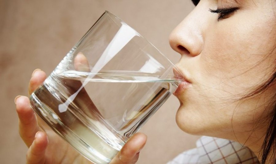 Uji i ftohtë kundrejt ujit të ambientit, cili është më i mirë për shëndetin