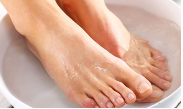 Uji i ngrohtë me sodë për çlodhjen e trupit para gjumit