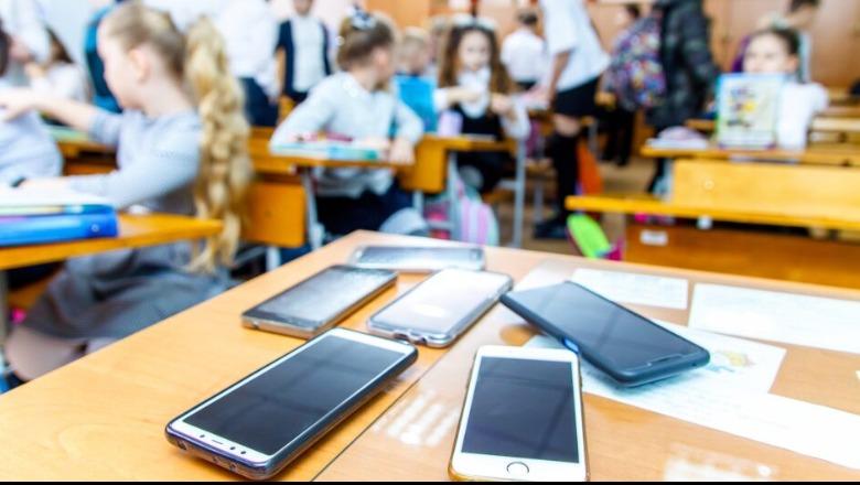 Urdhri i Ministrisë së Arsimit bie në vesh të shurdhër: Nxënësit vijojnë përdorimin e celularëve në shkolla