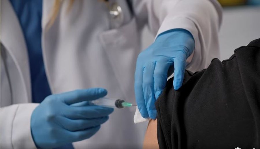 “Vaksina shpëton jetë!” Ministria apel qytetarëve: Mbroni veten, familjen dhe ata që doni