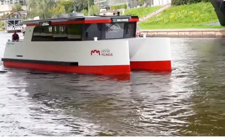 Varka e parë elektrike në Evropë që transporton qytetarët në një lumë