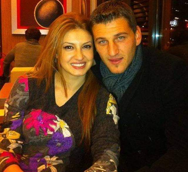 Vdekja e gruas së Alban Hoxhës pas lindjes së djalit, familja: Kemi 11 vite rresht që presim drejtësi!