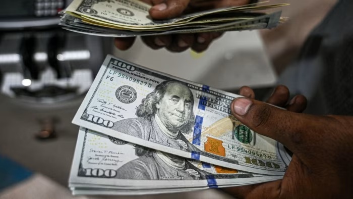 Vendet në zhvillim zëvendësojnë borxhin në dollarë për të ulur kostot e huamarrjes