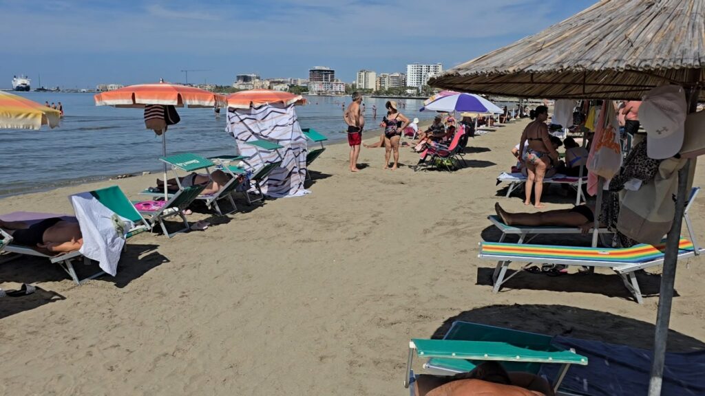 Vera nuk do të ikë! Plazh edhe në shtator, Vlora mbushet me turistë