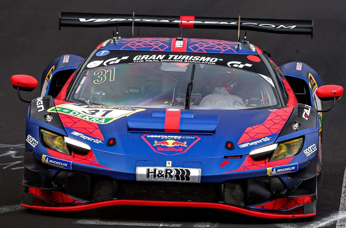 Verstappen nuk ndalet së fituari, këtë herë me një Ferrari në pistën e Nürburgring