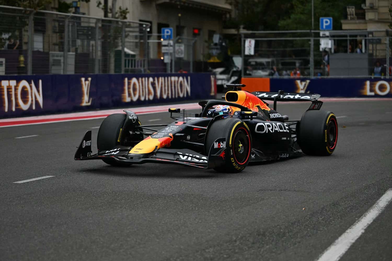 Verstappen triumfon në Azerbajxhan, Norris rihap garën për titull pas aksidentit të Piastri, zhgënjen Ferrari
