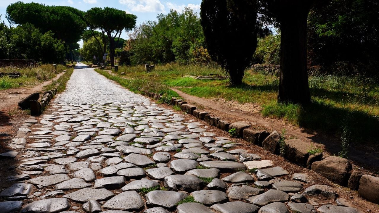 “Via Egnatia nuk mund të mbulohet me asfaltin e injorancës”/ Auron Tare bën krahasimin me fqinjët: Shikoni si Italia mbron Via Apian, vini dorë përpara se Europa të na shohë me përbuzje