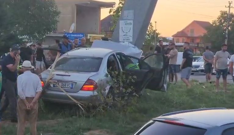 VIDEO/ Babë e bir humbën jetën në aksidentin tragjik, pamje nga përplasja në aksin Shkodër-Hani i Hotit (Detajet)