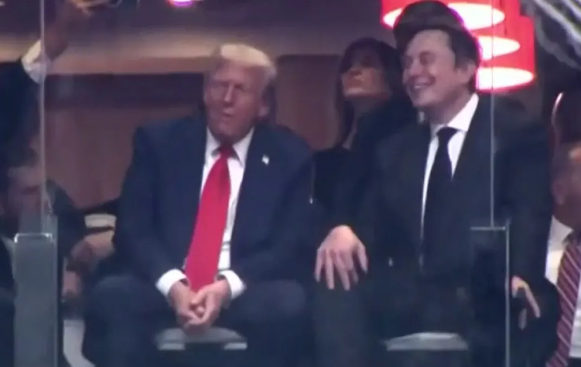 VIDEO/ Ceremonia përkujtimore e Charlie Kirk ribashkon Trump dhe Elon Musk, shtrëngojnë duart në suitën private