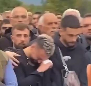 VIDEO/ Gjesti përlotet në varrimin e vëllait