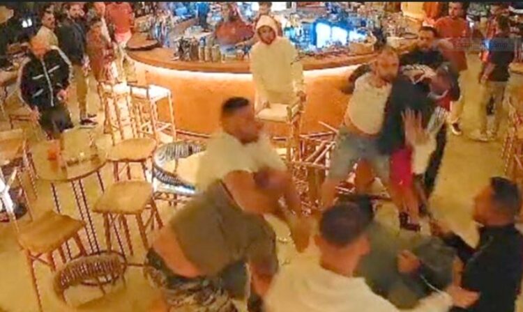 (VIDEO) Grushte dhe karrige, dalin pamjet e sherrit në Korçë/ Momente tmerri për klientët