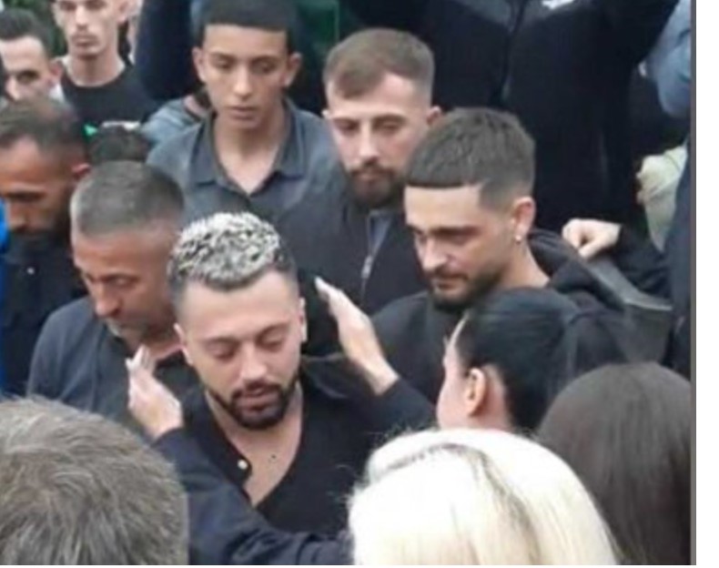 (Video) I jepet lamtumira e fundit vëllait të Gjestit, Egli Tako merr pjesë në ceremoninë e varrimit