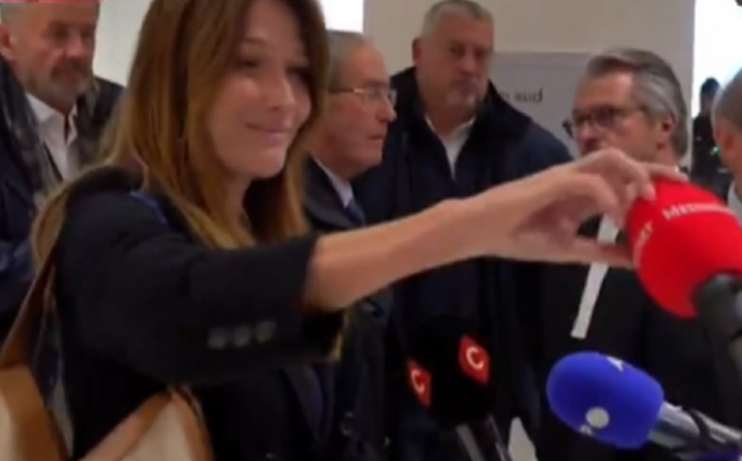 VIDEO/ Ish-presidenti u dënua me 5 vite burg, Carla Bruni sulmon mikrofonin e medias