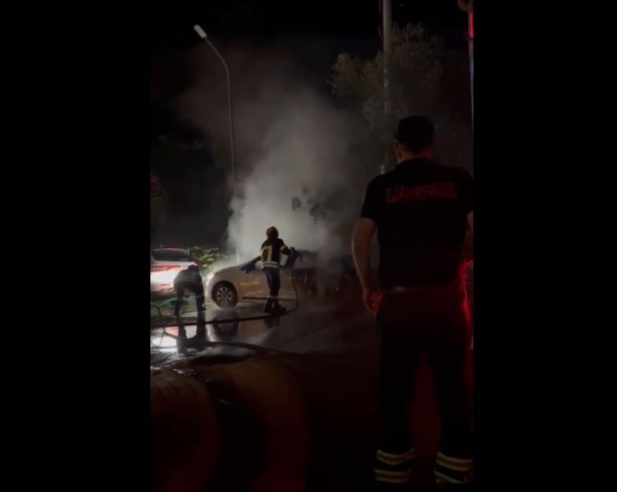 VIDEO/ Makina me targa rumune përfshihet nga flakët në Ksamil