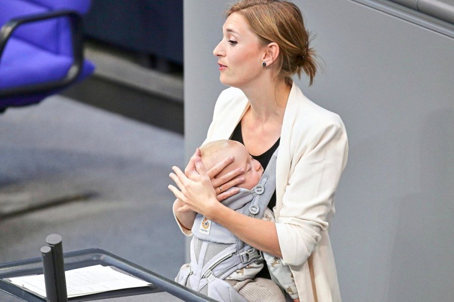 VIDEO/ Me foshnjën në foltore: Deputetja gjermane bën histori në Bundestag