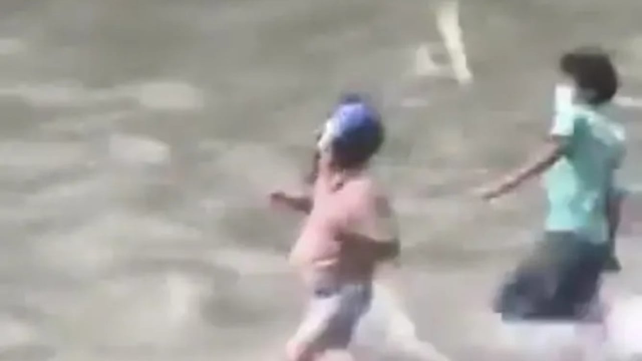 Video/ Pamje tronditëse nga trazirat në Nepal, ministri i Financave zhvishet dhe hidhet në lum nga protestuesit