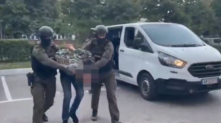VIDEO/ Të shpallur në kërkim për rrëmbimin dhe vrasjen e Renis Dobrës, pamje nga arrestimi i dy vëllezërve Bushgjoka