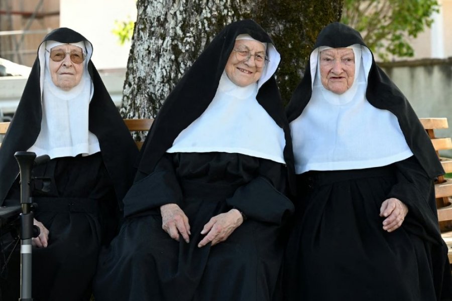 (VIDEO) Tre murgesha ‘arratisen’ nga azili i pleqve dhe kthehen në manastirin e tyre