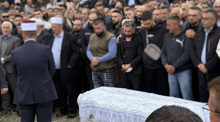 VIDEO/ Xheneta e pranishme në varrimin e Eldionit, ngushëllon Gjestin