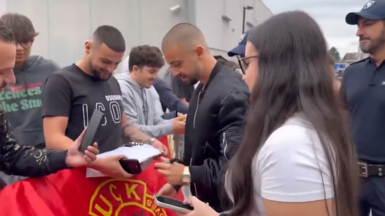 Video/ Zhegrova mbërrin në zyrat e Juventusit, ylli i Kosovës mirëpritet nga shqiptarët me flamurin e UÇK-së: Me këmbën e mbarë