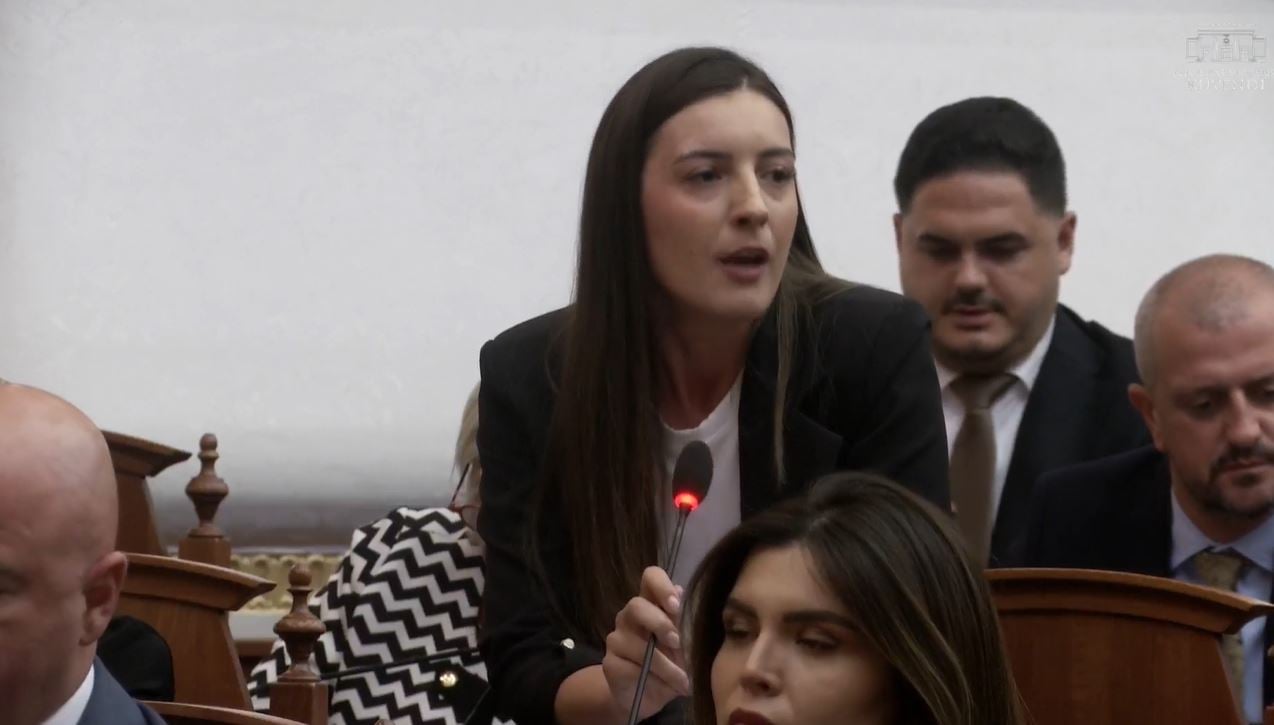 (VIDEO)“Kthehuni në normalitet, se vetëm keni ofenduar”, Zegjine Çaushi ironizon opozitën: Dhe ju si Gazi do përfundoni.. Debati sot