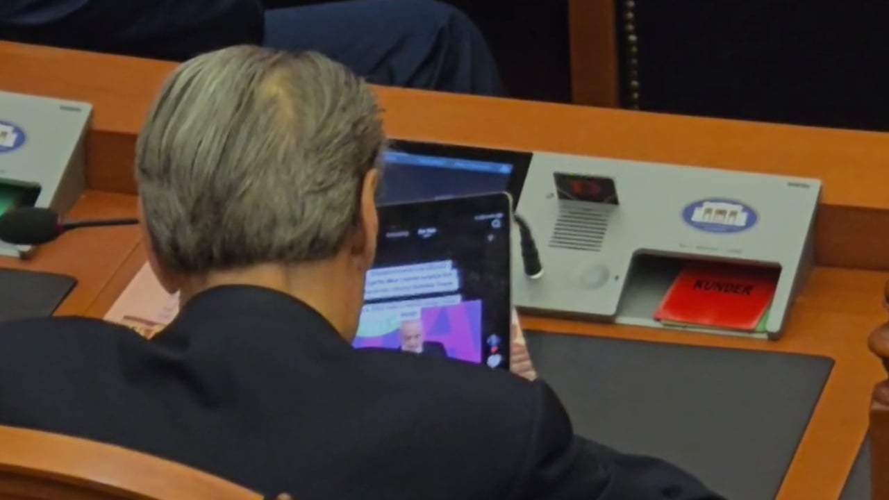 VIDEOLAJM/ TikTok u ndalua nga qeveria, Berisha lundron në rrjetin social brenda Kuvendit. ‘Studion’ videot e Ramës dhe Shehajt